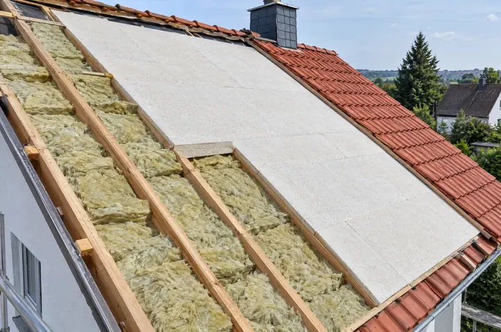 Symbolbild: offenes Steildach mit Mineralwolle zwischen den Sparren und Holzfaserplatten darüber